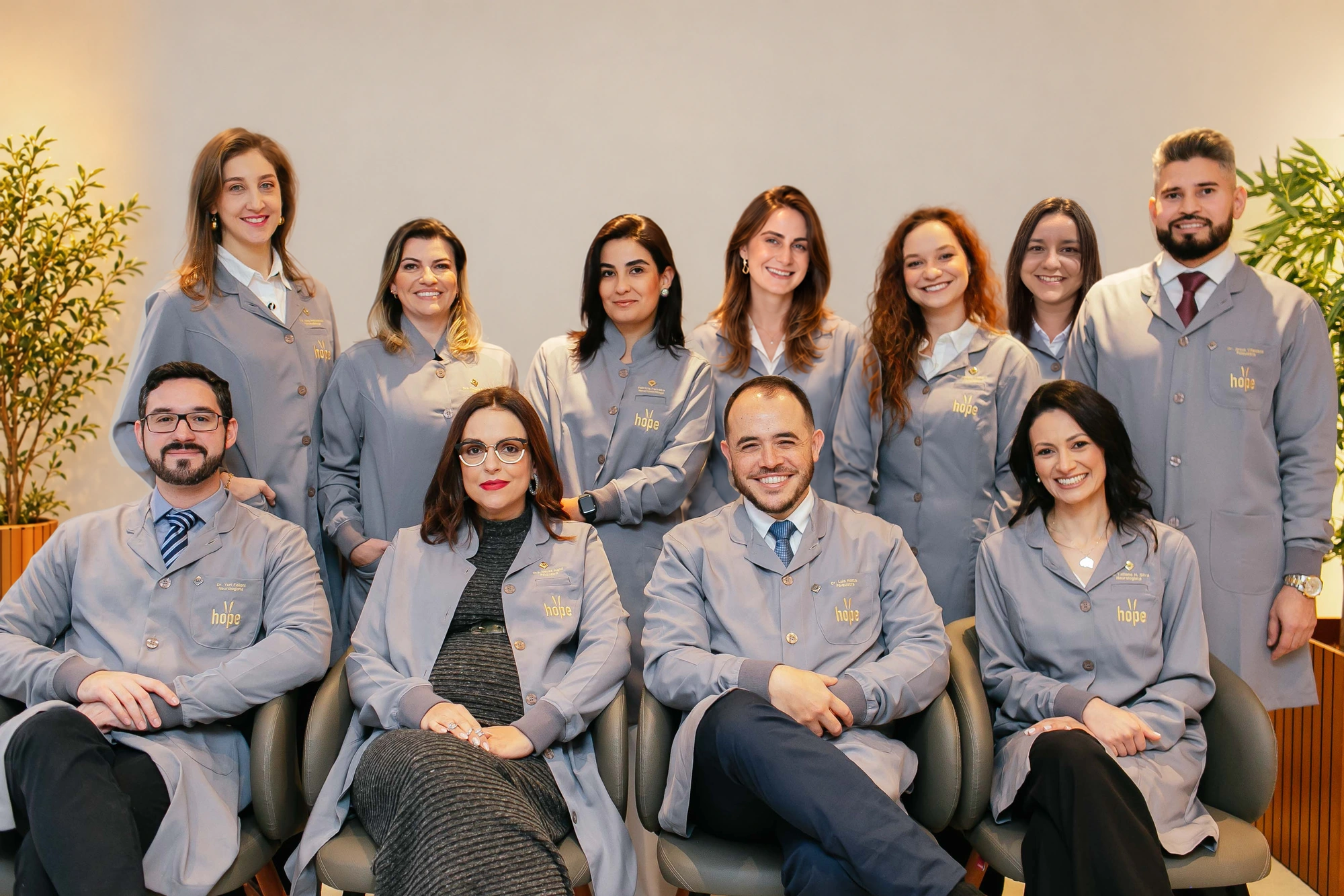 Equipe Hope &mdash; composi&ccedil;&atilde;o por IA a partir do ensaio 2024 e retratos de 2026
