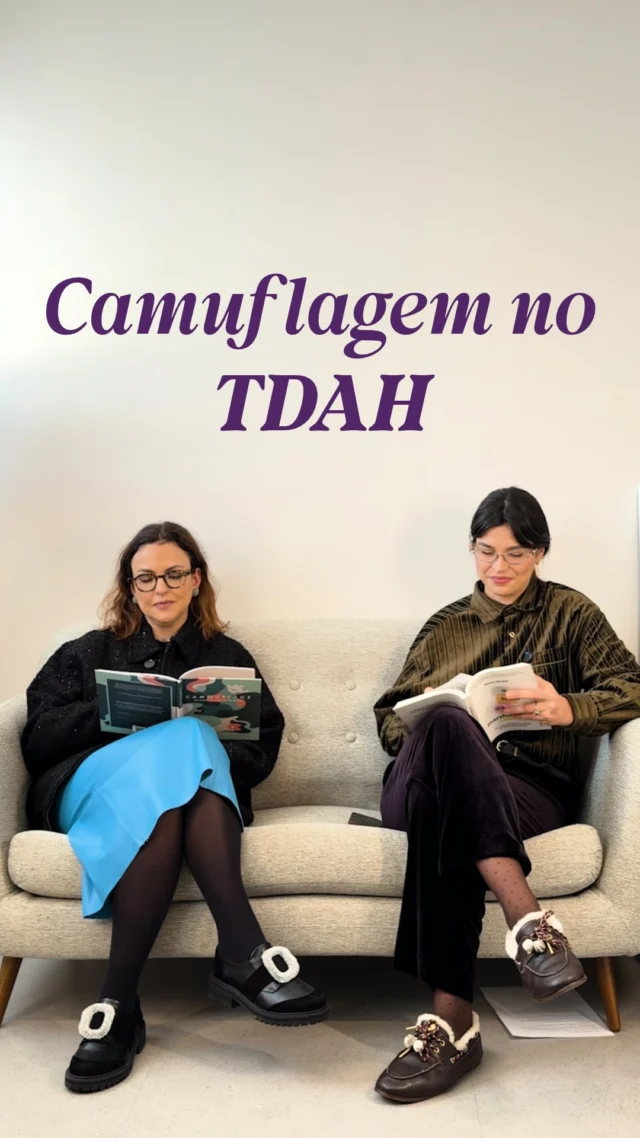 Tem gente que parece a pessoa mais organizada do mundo. Chega antes do hor&aacute;rio, tem alarme para tudo, nunca esquece um compromisso. Mas, por dentro, vive apagando inc&ecirc;ndio.Isso tem nome: camuflagem. S&atilde;o as estrat&eacute;gias que a pessoa cria, muitas vezes sem perceber, para compensar a desaten&ccedil;&atilde;o e a inquieta&ccedil;&atilde;o e parecer que est&aacute; tudo sob controle.Esse esfor&ccedil;o constante costuma vir junto com cansa&ccedil;o, ansiedade e muita ang&uacute;stia. E &eacute; comum que essa pessoa chegue ao consult&oacute;rio com outras queixas, como ansiedade ou depress&atilde;o, enquanto o TDAH (Transtorno de D&eacute;ficit de Aten&ccedil;&atilde;o com Hiperatividade) continua sem ser reconhecido. &Agrave;s vezes, nem a pr&oacute;pria pessoa suspeita.&ldquo;Sempre vivi assim, por que investigar agora?&rdquo; Justamente por isso. O problema n&atilde;o &eacute; dar conta. &Eacute; o quanto custa disso.Se voc&ecirc; se reconheceu, vale a pena se perguntar: o quanto custa parecer estar bem?Se esse v&iacute;deo te fez lembrar de algu&eacute;m, envie para essa pessoa.